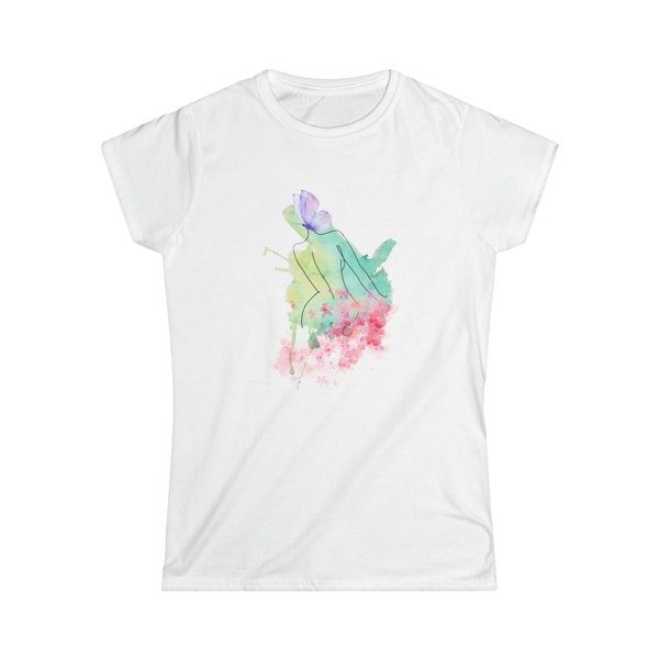 La déesse papillon - T-shirt - Style décontracté - Art féminin - Design éthéré - Girly - Expression artistique - T-shirt softstyle pour femme