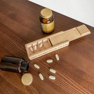 Pilulier en bois artisanal pour 7 jours avec gravure personnalisée – Pilulier compact de 6,7 pouces