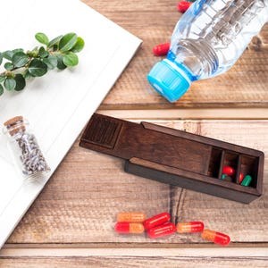 Pilulier en bois unique fait main – Boîte à médicaments personnalisée pour 7 jours, 6,7 pouces