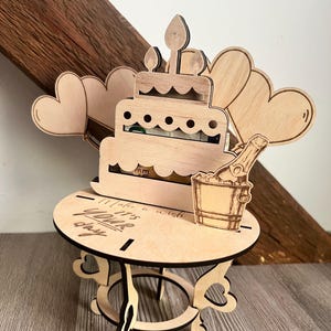 arquivo de corte a laser Mesa de feliz aniversário com presente de dinheiro surpresa no bolo xcs svg presente de aniversário miniatura vetorial incomum