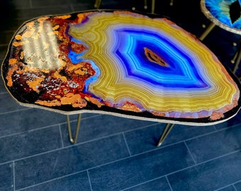 Tavolino in geode di grandi dimensioni fatto a mano Tavolino/tavolino in agata gialla in arte epossidica con gambe in metallo dorato