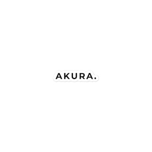 Puede incluir: Una pegatina en blanco y negro con la palabra "AKURA." impresa en ella.