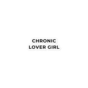 Puede incluir: Una pegatina blanca con texto negro que dice "CHRONIC LOVER GIRL".
