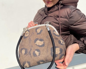 Gefilzte Umhängetasche aus Wolle im Animal Print Look - Braune Boho Geldbörse
