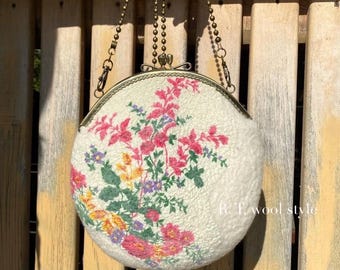 Bolso redondo de fieltro: bolso ecológico de fieltro de lana blanco con estampado floral.