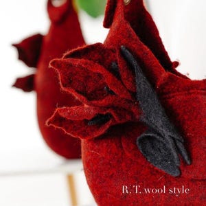 Gefilzte weinrote Tasche,Wolltasche mit Blumenbrosche,Handgemachte weinrote Tasche,Filzhandtasche,Elegante leichte Damentasche,Schultertasche.