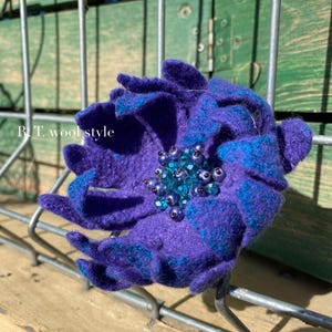 Lila Türkis Filz Lotus Brosche - Handgemachte Wollblume Anstecknadel mit Perlen Mitte, Statement Blumen Accessoire, Geschenk für Sie