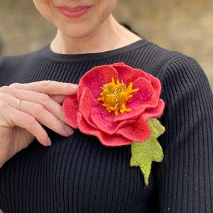 Große Filz Blumen Brosche – Handgemachte Rote Pfingstrose mit Merino Wolle & Seide Anstecknadel – Einzigartiges Wearable Art Accessoire für Damen