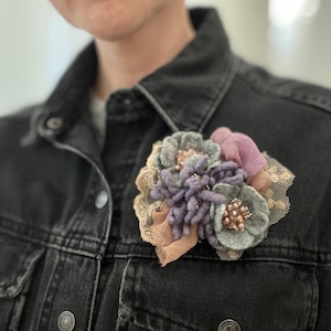 Filz Blumen Brosche in Grau und Lavendel – Handgemachte Wolle Anstecknadel mit Perlen, Seide & Spitze, romantisches Geschenk für Sie