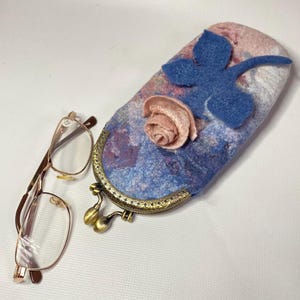 Felt Eyeglass Case with Rose – Handmade Wool Glasses Pouch – Vintage Style Clasp – Gift for Mom or Grandma – Soft Protective Case