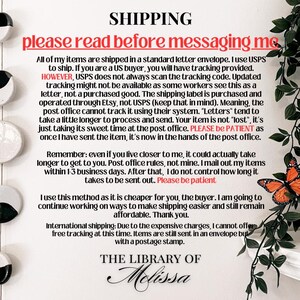 K&ouml;nnte beinhalten: Ein wei&szlig;er Hintergrund mit schwarzem Text, der "SHIPPING please read before messaging me" lautet. Der Text erkl&auml;rt den Versandprozess und die Richtlinien f&uuml;r Artikel, die von "The Library of Melissa" verkauft werden. Im Hintergrund ist ein Schmetterling mit braunen und orangefarbenen Fl&uuml;geln zu sehen.