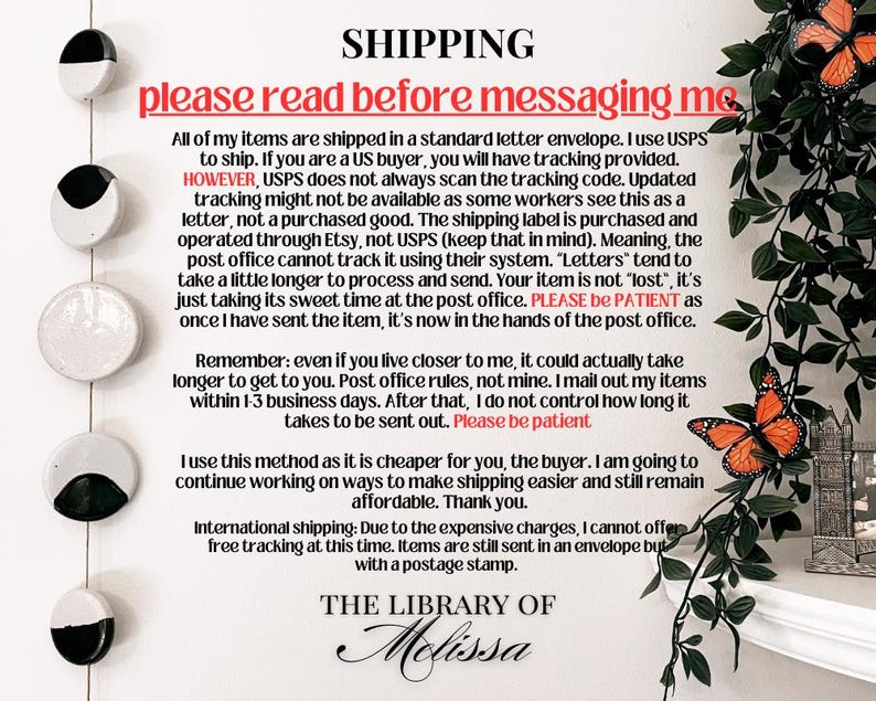 K&ouml;nnte beinhalten: Ein wei&szlig;er Hintergrund mit schwarzem Text, der "SHIPPING please read before messaging me" lautet. Der Text erkl&auml;rt den Versandprozess und die Richtlinien f&uuml;r Artikel, die von "The Library of Melissa" verkauft werden. Im Hintergrund ist ein Schmetterling mit braunen und orangefarbenen Fl&uuml;geln zu sehen.
