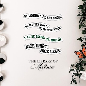 Könnte beinhalten: Eine Sammlung weißer Aufkleber mit schwarzem und grünem Text. Die Aufkleber zeigen Sätze wie "Hi Johnny, Hi Shannon" und "Nice Shirt, Nice Legs". Auf dem unteren Aufkleber steht "The Library of Melissa."