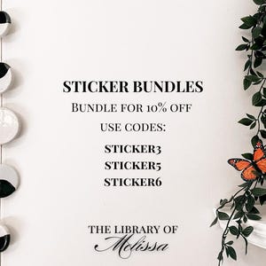 K&ouml;nnte beinhalten: Ein wei&szlig;er Hintergrund mit schwarzem Text, der "STICKER BUNDLES", "BUNDLE FOR 10% OFF", "USE CODES:", "STICKER3", "STICKER5", "STICKER6" und "THE LIBRARY OF Melissa" lautet.