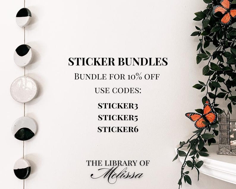 K&ouml;nnte beinhalten: Ein wei&szlig;er Hintergrund mit schwarzem Text, der "STICKER BUNDLES", "BUNDLE FOR 10% OFF", "USE CODES:", "STICKER3", "STICKER5", "STICKER6" und "THE LIBRARY OF Melissa" lautet.