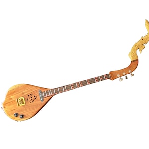 Puede incluir: Un Phin de madera, un instrumento de cuerda tailandés tradicional, con un cuello curvo distintivo y detalles dorados ornamentados. El cuerpo es de color marrón claro y el diapasón tiene detalles rojos. El clavijero tiene clavijas de afinación.
