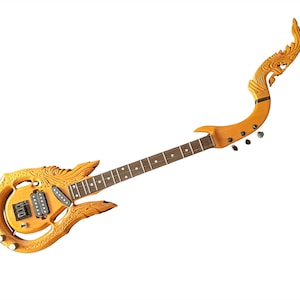 Puede incluir: Una guitarra eléctrica personalizada con intrincadas tallas de madera. El instrumento presenta un acabado marrón claro, un mástil curvo y un clavijero decorativo. El cuerpo tiene un diseño circular con tallas detalladas y pastillas.