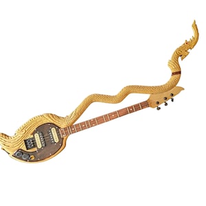 Puede incluir: Una guitarra eléctrica ornamentada con un cuerpo de madera tallada y un mástil en forma de serpiente. La guitarra presenta un diapasón marrón, pastillas negras y herrajes dorados. El instrumento se encuentra sobre un fondo blanco.