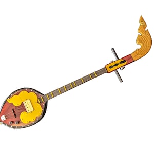 Puede incluir: Un instrumento musical tailandés tradicional, un Phin, con un cuerpo en forma de lágrima y un mástil largo. El instrumento presenta un cuerpo marrón oscuro con detalles amarillos y un clavijero decorativo dorado. Se ven las cuerdas.