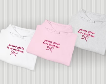 Sudadera con capucha con bordado rosa "Las chicas guapas aman a Hashem"
