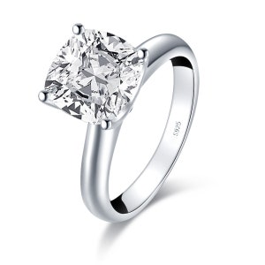 Könnte beinhalten: Ein silberner Ring mit einem großen, klaren Diamanten im Kissen-Schliff.
