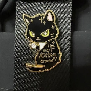 No soy un gatito alrededor Broche de gato, pin de gato negro lindo
