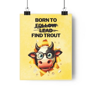 Op de afbeelding: Een gele poster met een cartoonkoe die een bril draagt en de tekst "Born to Follow Lead Find Trout" met de woorden "Follow" en "Lead" doorgestreept.