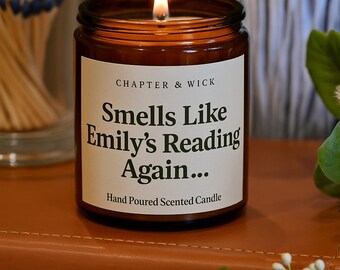 Vela personalizada para amantes de livros – "Cheira a *Nome* lendo novamente"