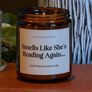 Smells Like She's Reading Again, kaars met boekthema, cadeau-idee, schoolse inrichting, boekenliefhebber, Booktok afbeelding 5