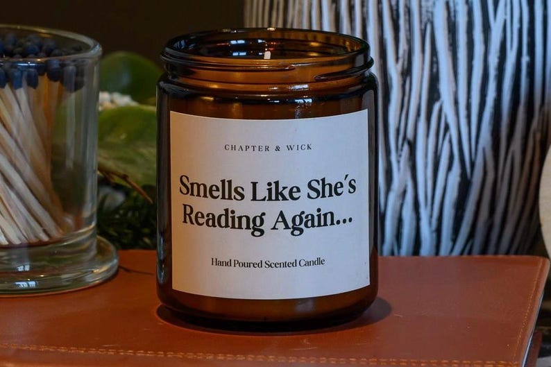 Smells Like She's Reading Again, kaars met boekthema, cadeau-idee, schoolse inrichting, boekenliefhebber, Booktok afbeelding 5