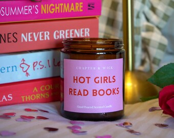 Świeca „Gorące dziewczyny czytają książki” | Książkowy prezent dla czytelników | Różowa świeca na Galentynki | Prezent dla najlepszej przyjaciółki