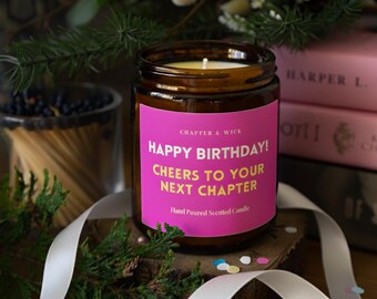 Wszystkiego najlepszego z okazji urodzin! Życzymy Ci kolejnego rozdziału! Świeca, pomysł na prezent, wystrój w stylu książkowym, miłośnik książek, Booktok, prezent urodzinowy