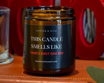 Świeca sojowa Only One Bed, prezent Booktok, dekoracja dla miłośników książek