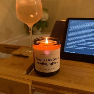 Smells Like She's Reading Again, kaars met boekthema, cadeau-idee, schoolse inrichting, boekenliefhebber, Booktok afbeelding 7