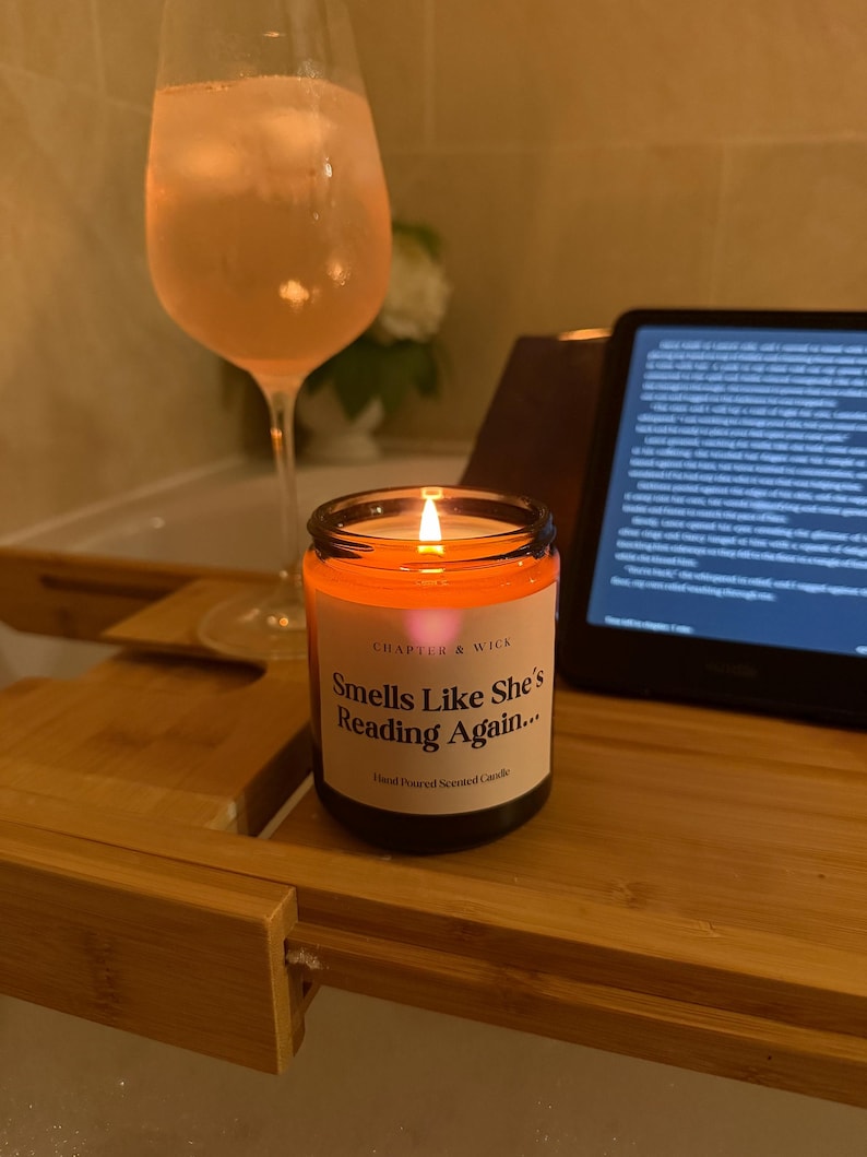Smells Like She's Reading Again, kaars met boekthema, cadeau-idee, schoolse inrichting, boekenliefhebber, Booktok afbeelding 7