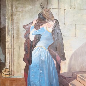 Puede incluir: Pintura al &oacute;leo que representa una escena dram&aacute;tica de dos figuras con vestimenta de &eacute;poca. Una mujer con un vestido azul es abrazada por una figura con una capa marr&oacute;n. El fondo presenta una pared de piedra y detalles arquitect&oacute;nicos.