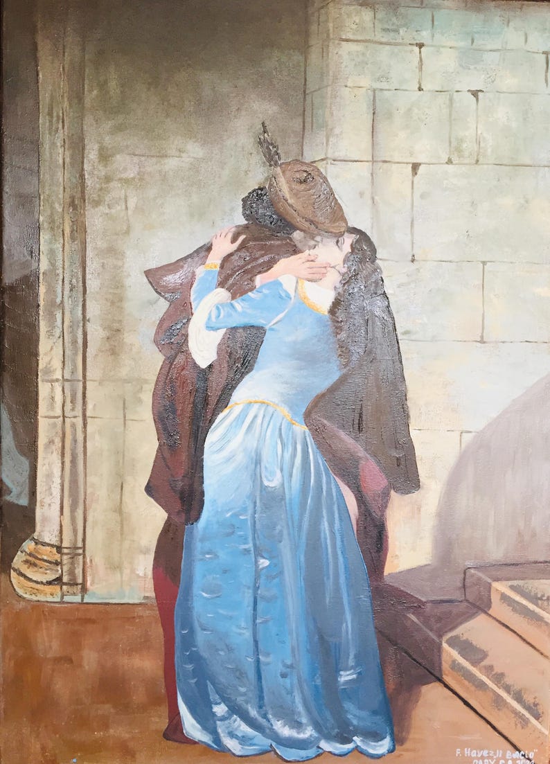 Puede incluir: Pintura al &oacute;leo que representa una escena dram&aacute;tica de dos figuras con vestimenta de &eacute;poca. Una mujer con un vestido azul es abrazada por una figura con una capa marr&oacute;n. El fondo presenta una pared de piedra y detalles arquitect&oacute;nicos.