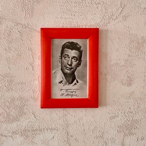 CARTE POSTALE ORIGINALE VINTAGE 1967 Photo Yves Montand, célèbre chanteur français et plus grand acteur français du XXe siècle, cadre en bois, cadeau rétro