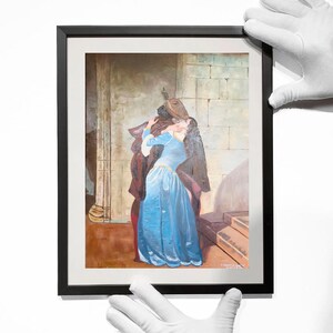 Puede incluir: Una impresi&oacute;n enmarcada de una pintura hist&oacute;rica que representa a una pareja con ropa de &eacute;poca. La mujer lleva un vestido largo azul claro, y el hombre un abrigo oscuro. La obra de arte est&aacute; enmarcada en un marco negro.