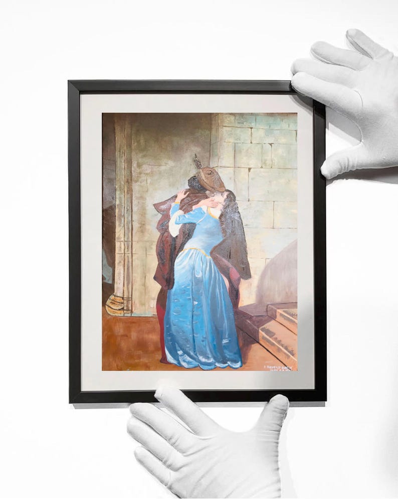 Puede incluir: Una impresi&oacute;n enmarcada de una pintura hist&oacute;rica que representa a una pareja con ropa de &eacute;poca. La mujer lleva un vestido largo azul claro, y el hombre un abrigo oscuro. La obra de arte est&aacute; enmarcada en un marco negro.