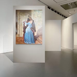 Puede incluir: Una pintura al &oacute;leo que representa una escena con dos figuras, una con un vestido azul, sobre un fondo de muros de piedra y escaleras. La obra de arte se exhibe en una galer&iacute;a de arte moderna con paredes blancas y suelo de hormig&oacute;n pulido.