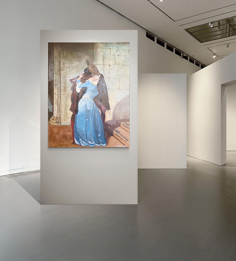 Puede incluir: Una pintura al &oacute;leo que representa una escena con dos figuras, una con un vestido azul, sobre un fondo de muros de piedra y escaleras. La obra de arte se exhibe en una galer&iacute;a de arte moderna con paredes blancas y suelo de hormig&oacute;n pulido.