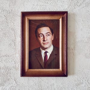 CARTE POSTALE ORIGINALE VINTAGE 1970 URSS célèbre acteur soviétique Viatcheslav Tikhonov encadré en bois décor une seule en stock propagande du cinéma soviétique