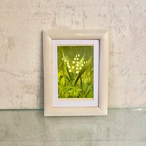 Muguet blanc original carte postale physique 1975 fleurs sauvages vintage peinture bois hêtre encadré décor rétro pastel confort maison