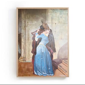 Puede incluir: Pintura al &oacute;leo enmarcada que representa una escena rom&aacute;ntica. Una mujer con un vestido azul claro abraza a una figura con una capa oscura. El fondo presenta una pared de piedra y escaleras, con tonos apagados.