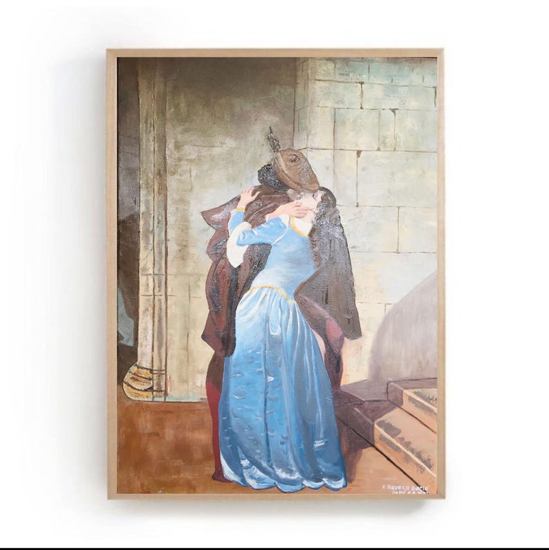 Puede incluir: Pintura al &oacute;leo enmarcada que representa una escena rom&aacute;ntica. Una mujer con un vestido azul claro abraza a una figura con una capa oscura. El fondo presenta una pared de piedra y escaleras, con tonos apagados.