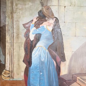 Puede incluir: Pintura al &oacute;leo que representa una escena rom&aacute;ntica. Una mujer con un vestido azul claro con ribetes dorados es abrazada por una figura con una capa y sombrero marrones. El fondo presenta una pared de piedra y detalles arquitect&oacute;nicos.