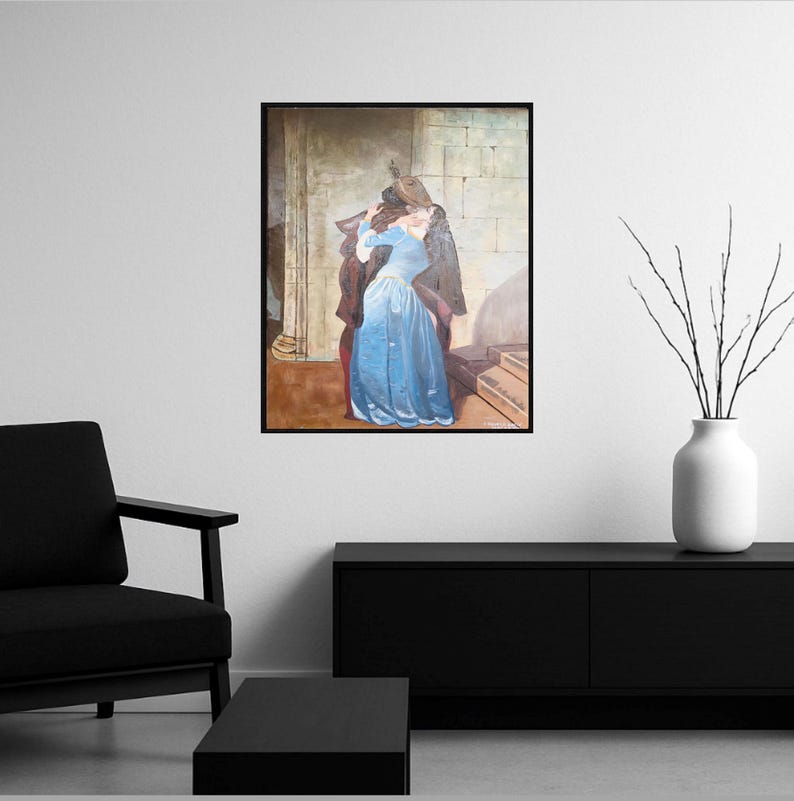 Puede incluir: Impresi&oacute;n enmarcada de una pintura que representa a una pareja abraz&aacute;ndose. La mujer lleva un vestido largo azul claro. El hombre lleva un abrigo y sombrero oscuros. El fondo presenta una pared de piedra y escaleras.