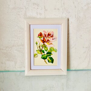 CARTOLINA ORIGINALE VINTAGE 1975. Rose Garden Flowers Wall Art con cornice in legno, dipinto sovietico sulla cartolina. Regalo retrò pastello per una casa confortevole.