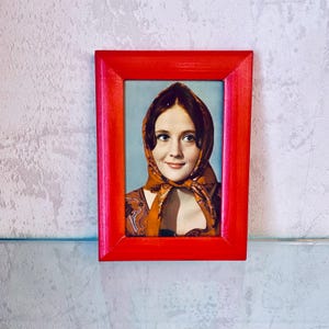 SOLO ORIGINALE VINTAGE Una in magazzino Cartolina dell'URSS 1966 con foto dell'attrice sovietica Mikaella Drozdovskaya con cornice in legno Regalo retrò per la mamma